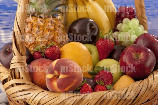 Canasta con frutas