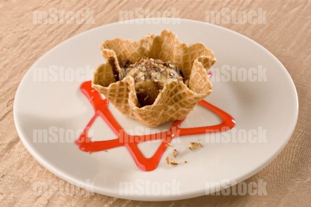 Canasta con helado y nuez