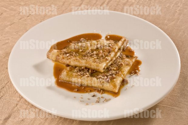 Crepas con cajeta y nuez