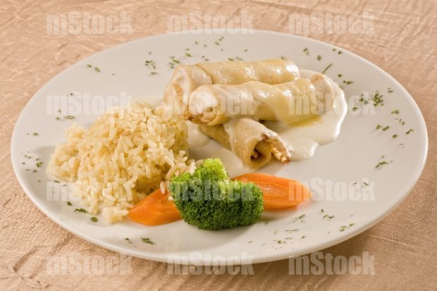 Crepas saladas con ensalada y arroz