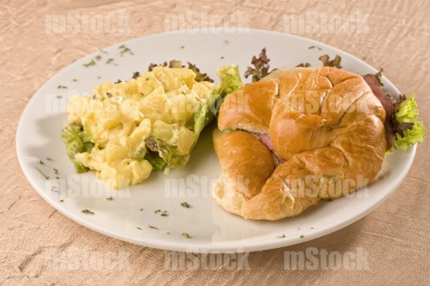 Croissant de jamón y queso con ensalada de papa