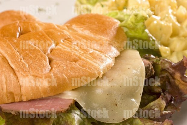 Croissant de roast beff y queso