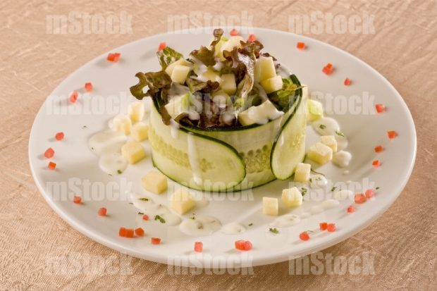 Ensalada gourmet con pepino y manzana