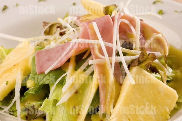 Ensalada verde con piña y jamón