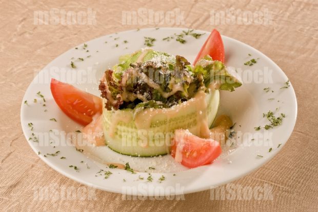 Ensalada verde con rodajas de tomate