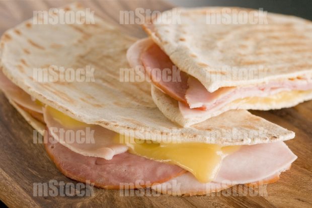 Pan de Pita con jamon y queso