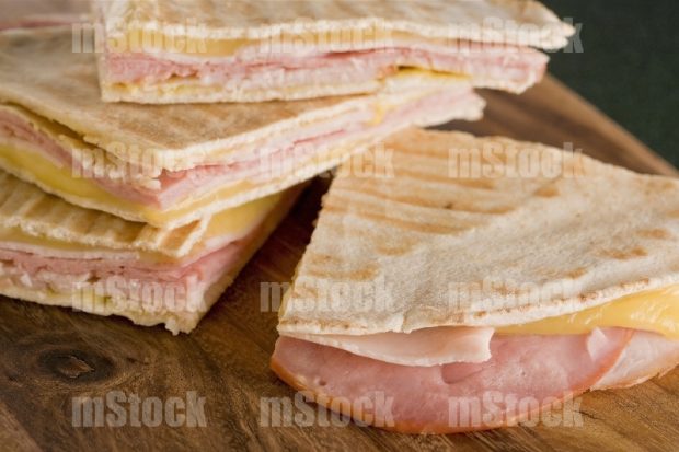 Pan Pita con jamon y queso