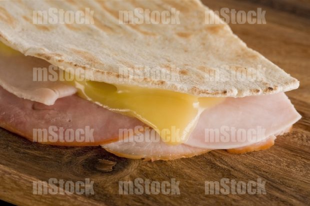 Pan Pita relleno con jamon y queso