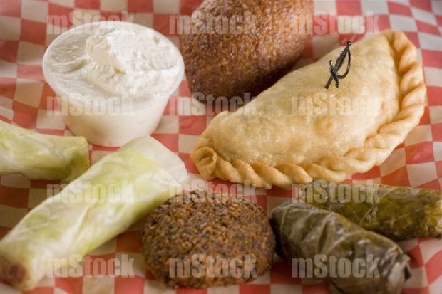 Plato surtido comida libanesa