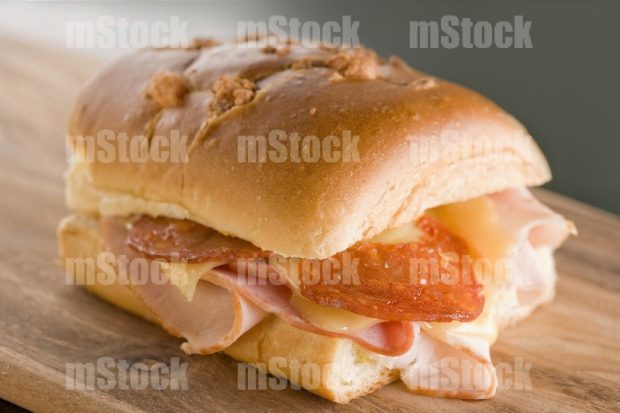 Sándwich de jamón, y queso con peperoni