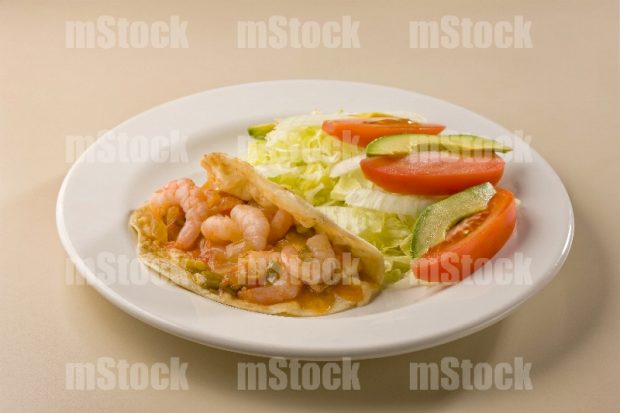 Taco de camarón con verduras