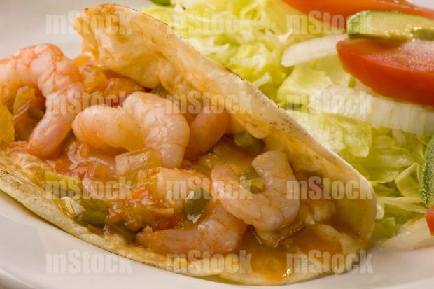 Taco de camarón en salsa