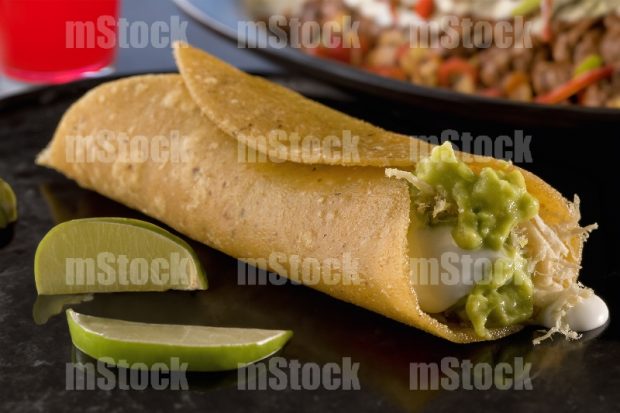 Taco dorado de pollo con aguacate