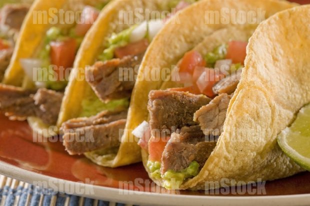 Tacos de Fajita de Res con pico de gallo en Maíz