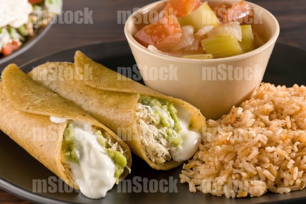 Tacos dorados de pechuga de pollo