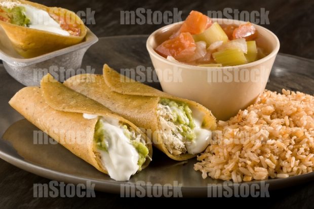 Tacos dorados de pollo