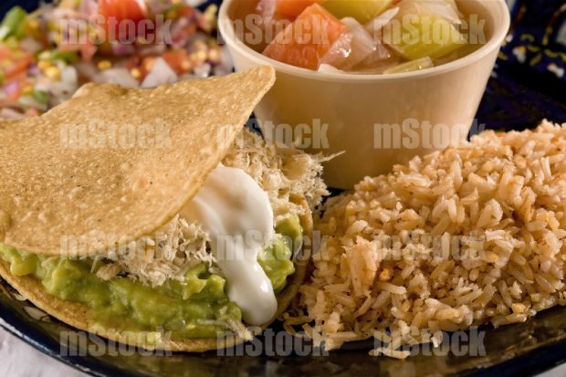 Tostada de pechuga de pollo con consomé