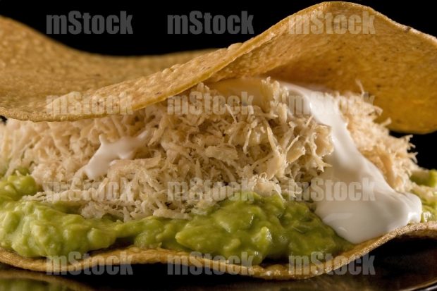 Tostada de pollo con aguacate y crema