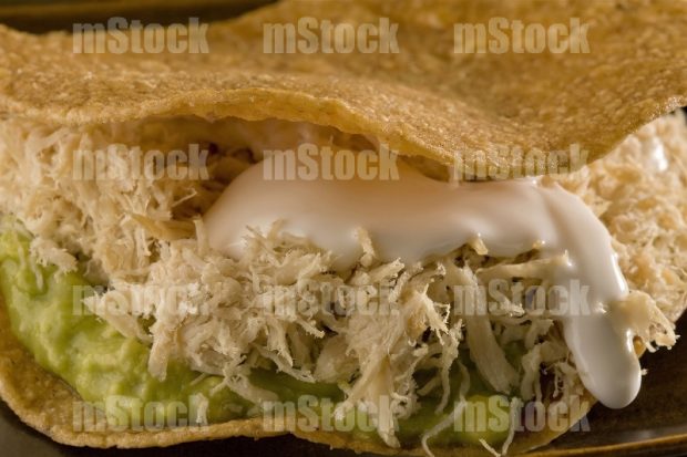 Tostada de pollo con aguacate