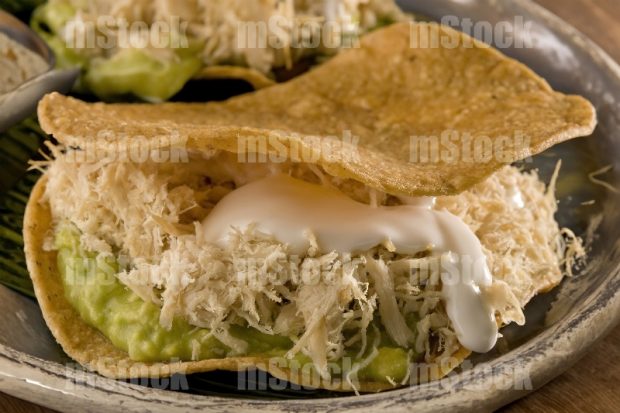 Tostada de pollo con crema y aguacate