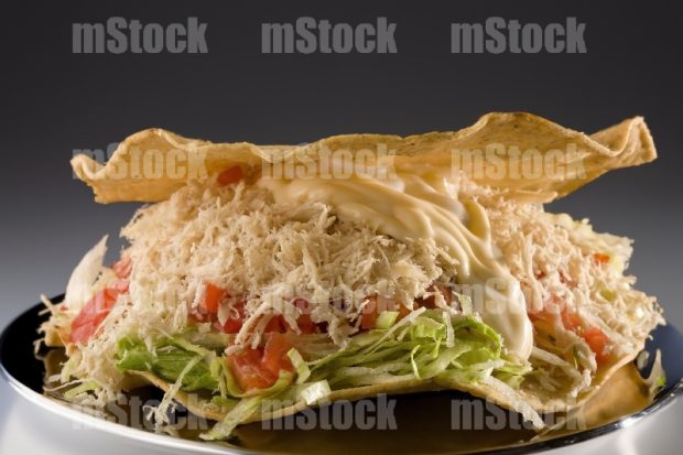 Tostada de pollo con lechuga y tomate