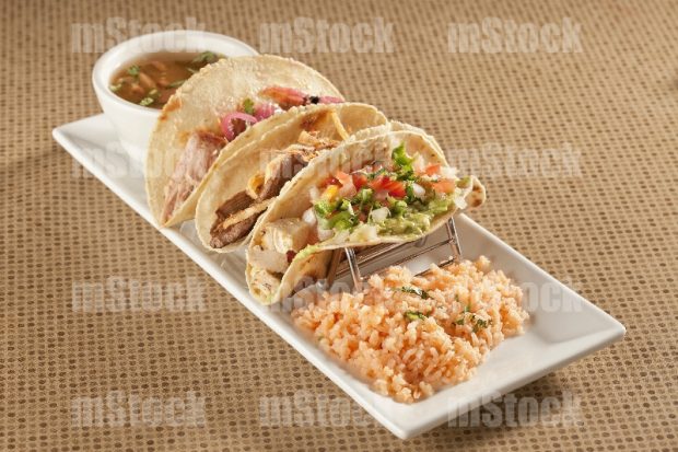 Tacos surtidos con arroz y frijoles