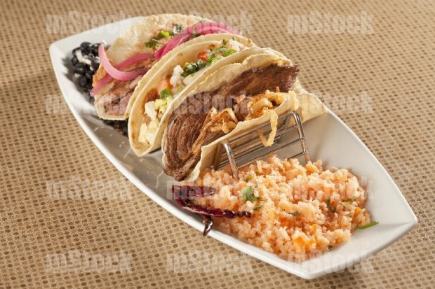 Tacos surtidos con arroz