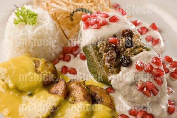 Chiles en Nogada con verduras