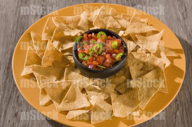 Totopos servidos con pico de gallo