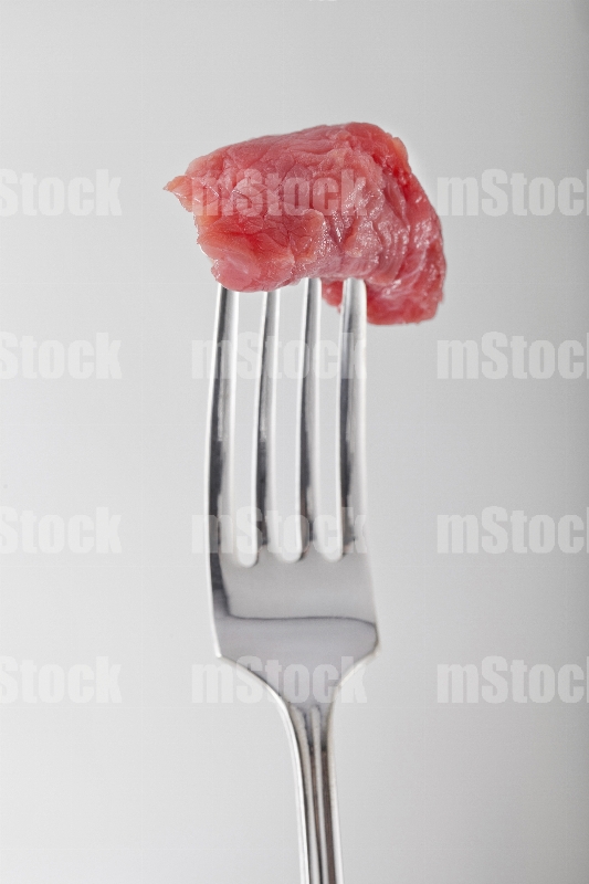 Bocado de res en tenedor