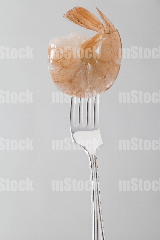 Camarón crudo en tenedor