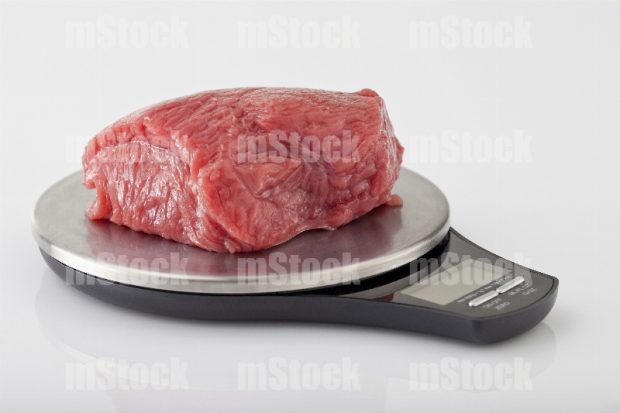 Carne fresca en báscula