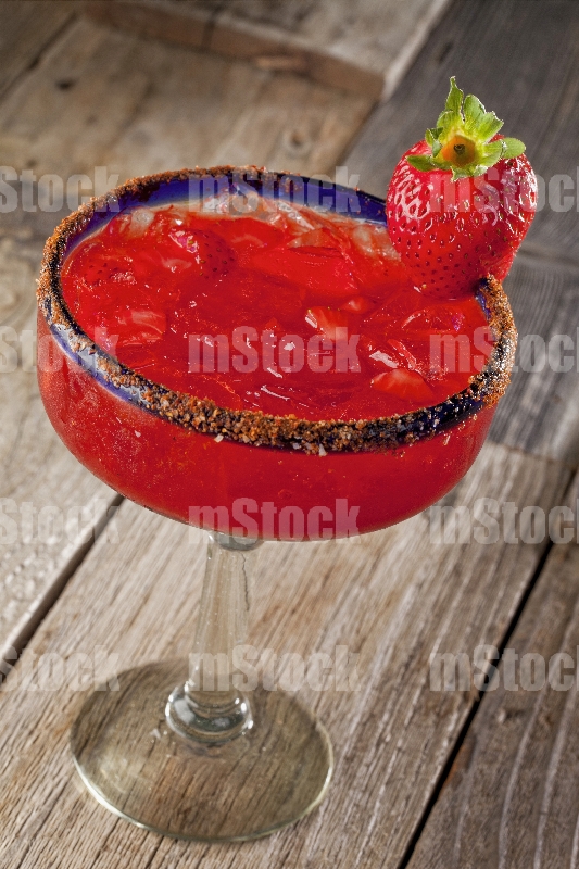 Coctel Margarita de fresa vertical