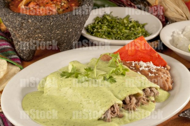 Enchiladas suizas de res en salsa verde
