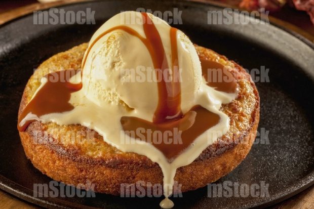 Pan de Elote con helado de vainilla