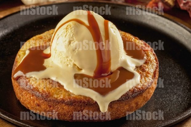 Panqué de Elote con helado de vainilla