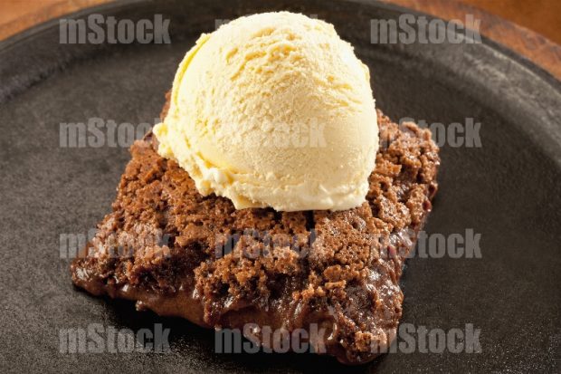 Pastel de chocolate caliente con helado