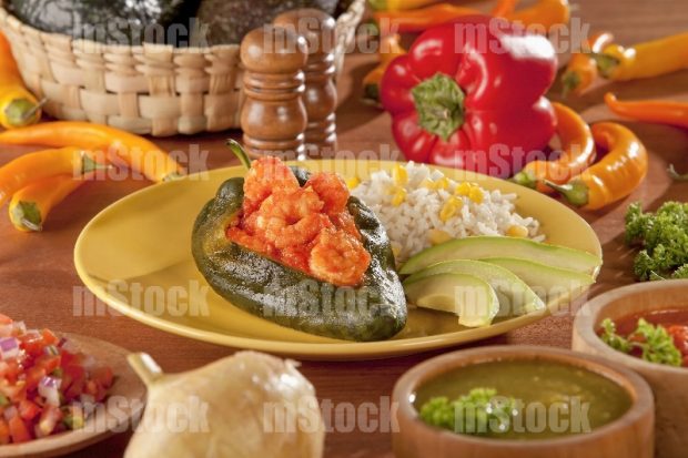 Chile poblano relleno de camarón