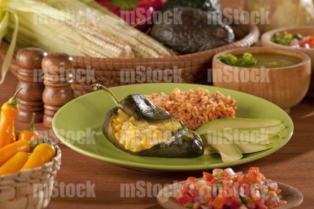 Chile poblano relleno de queso con elote