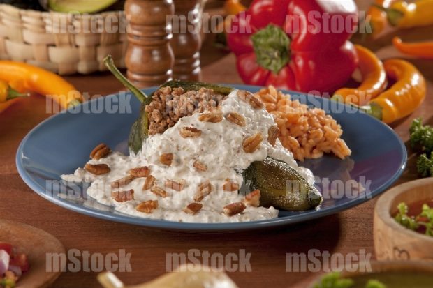 Chile relleno con carne con crema de nuez
