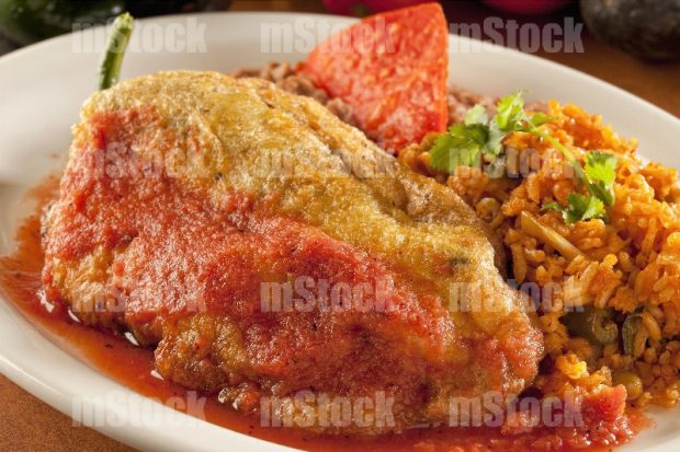 Chile relleno lampreado con salsa
