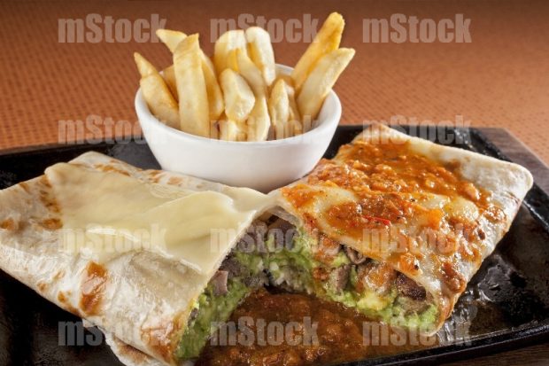 Burrito de arrachera con salsa