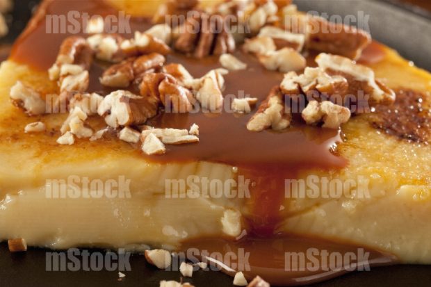 Flan napolitano casero con cajeta y nuez