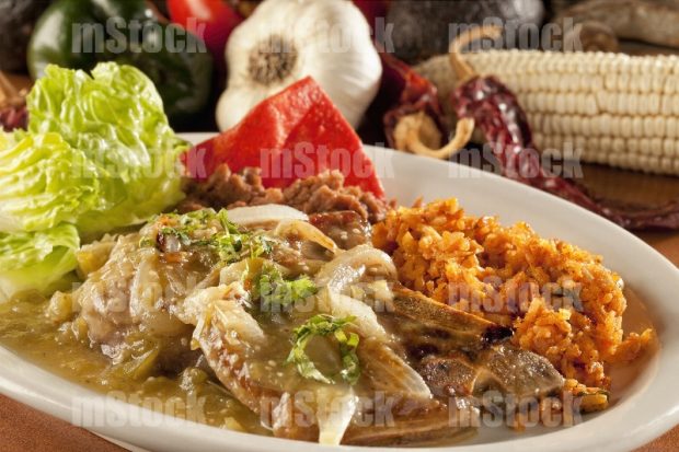 Chuletas de cerdo en salsa con arroz y frijoles