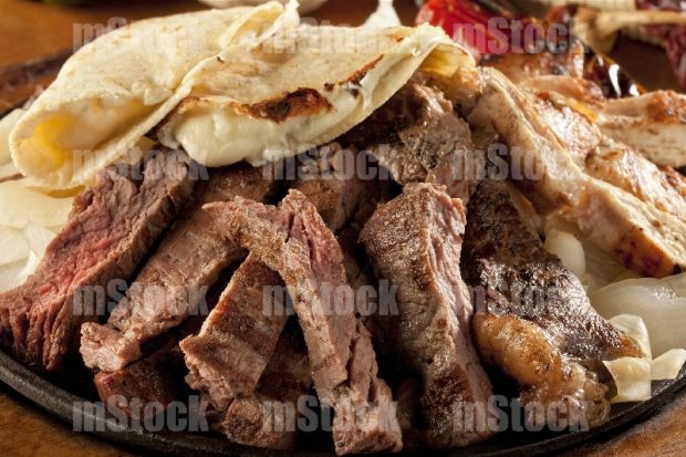 Parrillada de fajitas de res y pollo