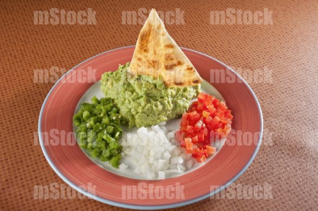 Guacamole con chile tomate y cebolla