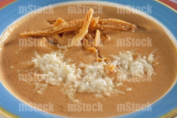 Crema de frijol con chipotle