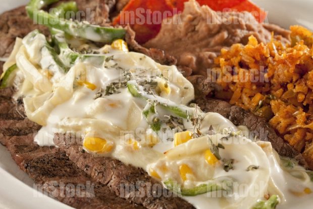 Milanesa de res con rajas queso y elote