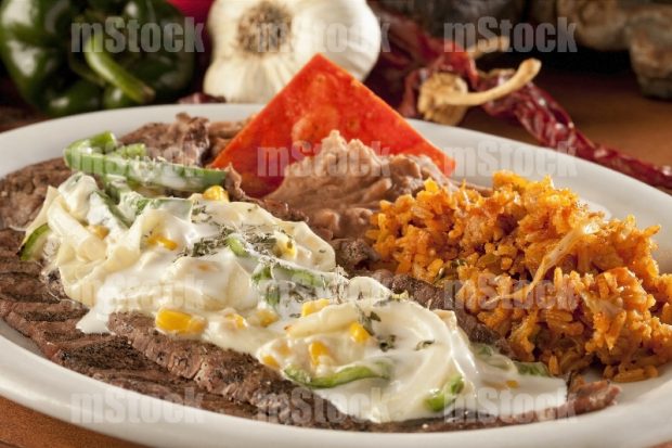 Milanesa de res con rajas y queso