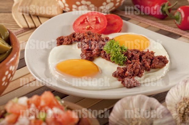 Huevos estrellados y chorizo